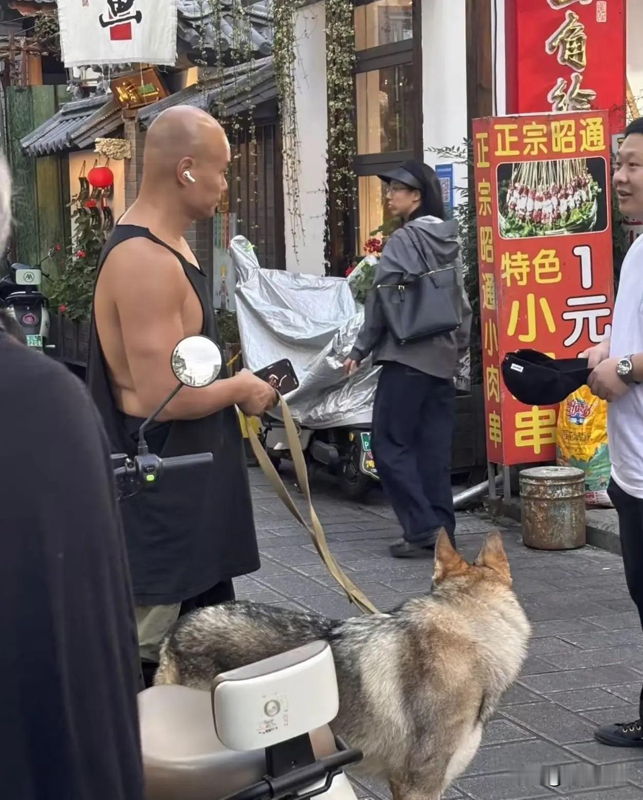 51岁的乐嘉，引发热议。为了保持身材，他一天吃120个鸡蛋，两年多就是八九万