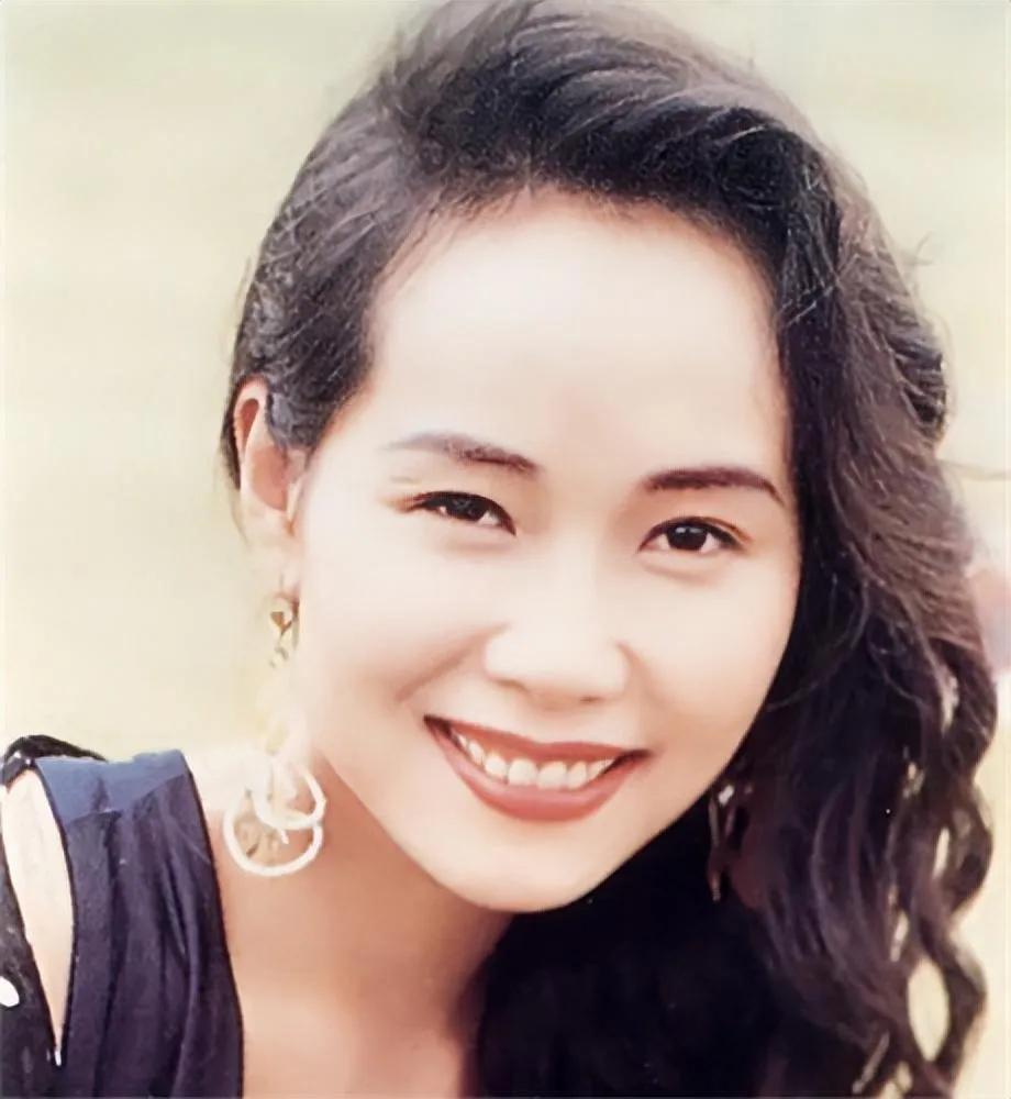 叶童icon回应亲哥哥李中宁icon当保安。叶童说，我知道他现在在香港icon当