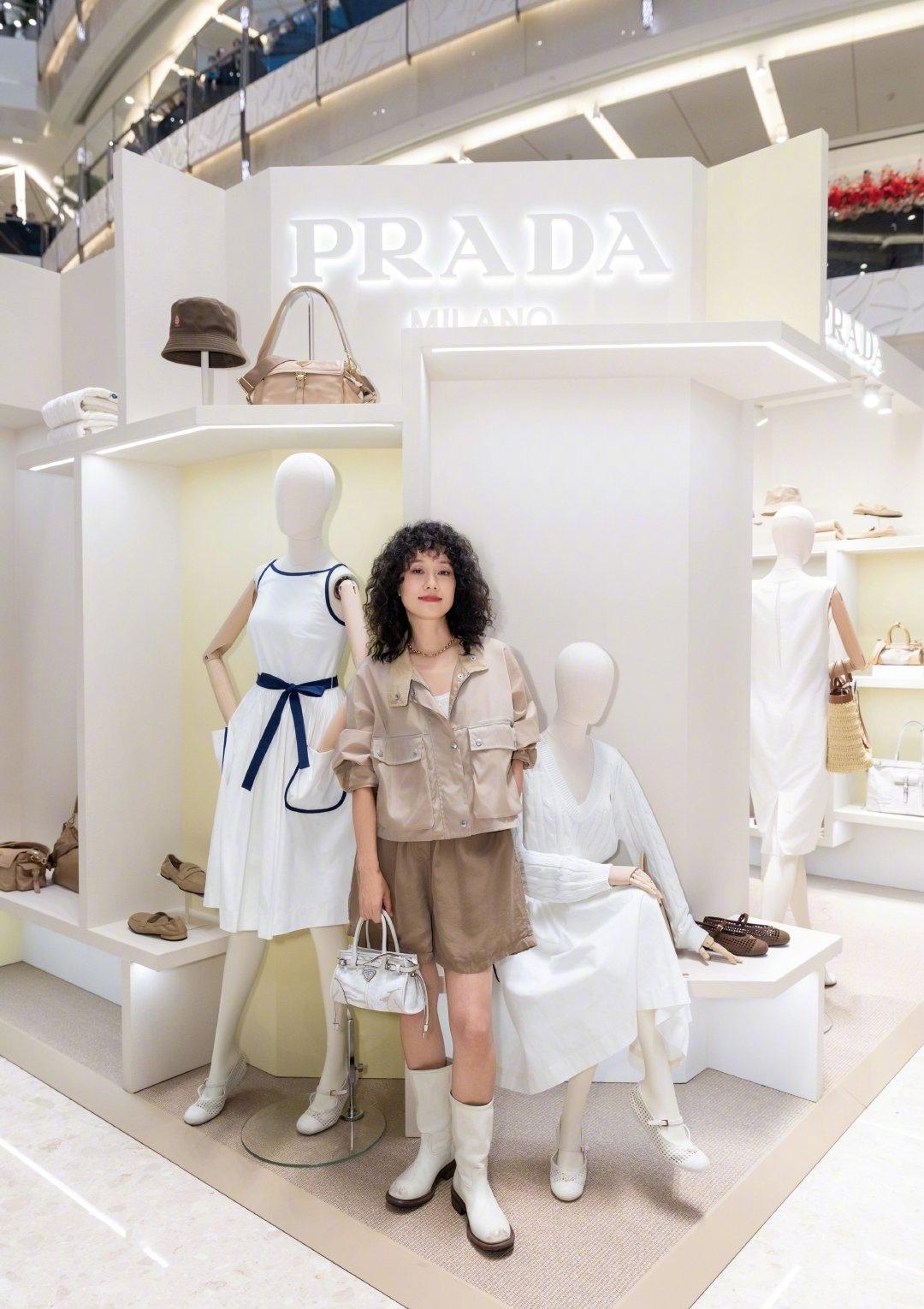 马伊琍与朱珠同样是中年女人同样在展现普拉达时尚美学谁的造型更胜一筹马伊