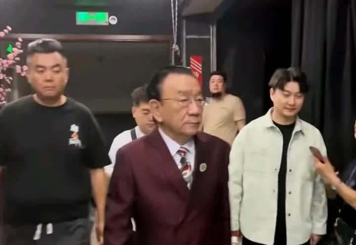 哎呦喂！侯耀华老爷子又上眼了！这次没去杨议的园子，跑到张伯鑫的全国相声演出现场，