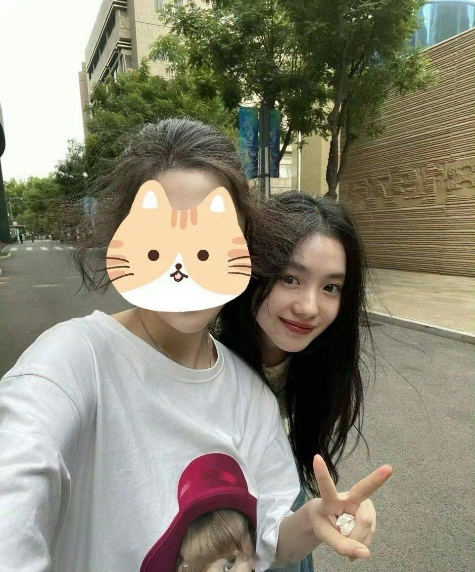 刘浩存和素人合照感觉在校园里面就是那种明艳大美女吧​​