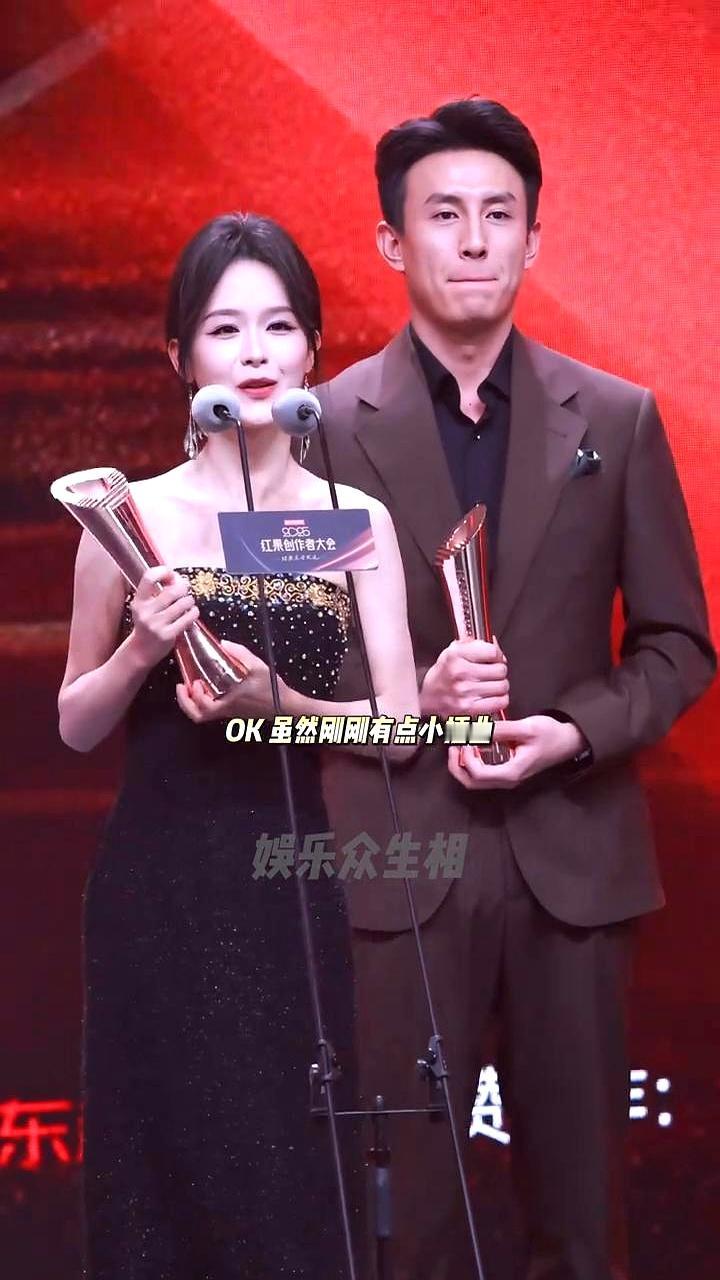 娱乐众生相：刘萧旭帮余茵检麦罩，好暖心。刚刚那个小插曲过去，余茵就站上台