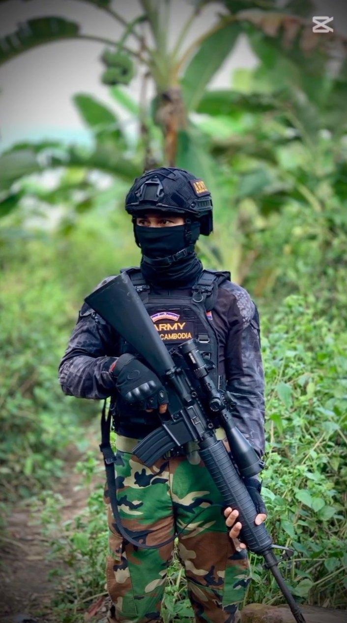 当地时间2025年12月18日，对于在柬埔寨-泰国的战斗中，遭到柬埔寨敢死队手持