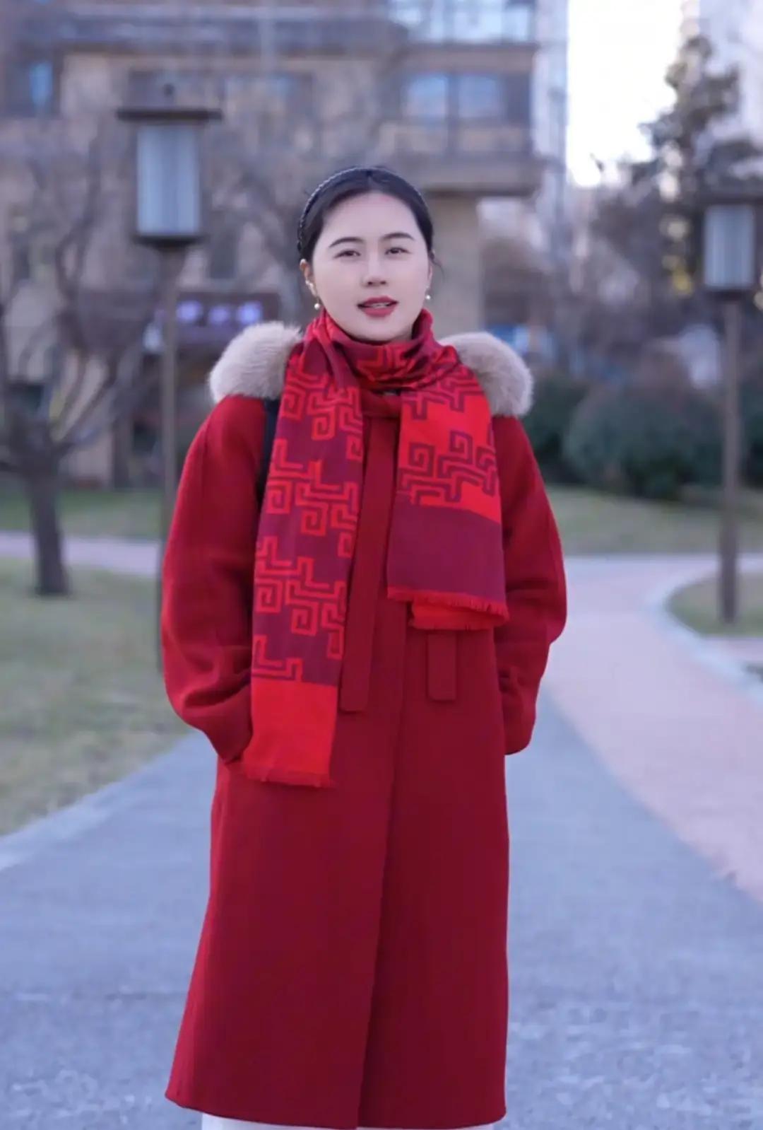 韩国行第1天，她掉粉12万红色大衣一落地首尔，相宜把直播预告改成“姐妹局取