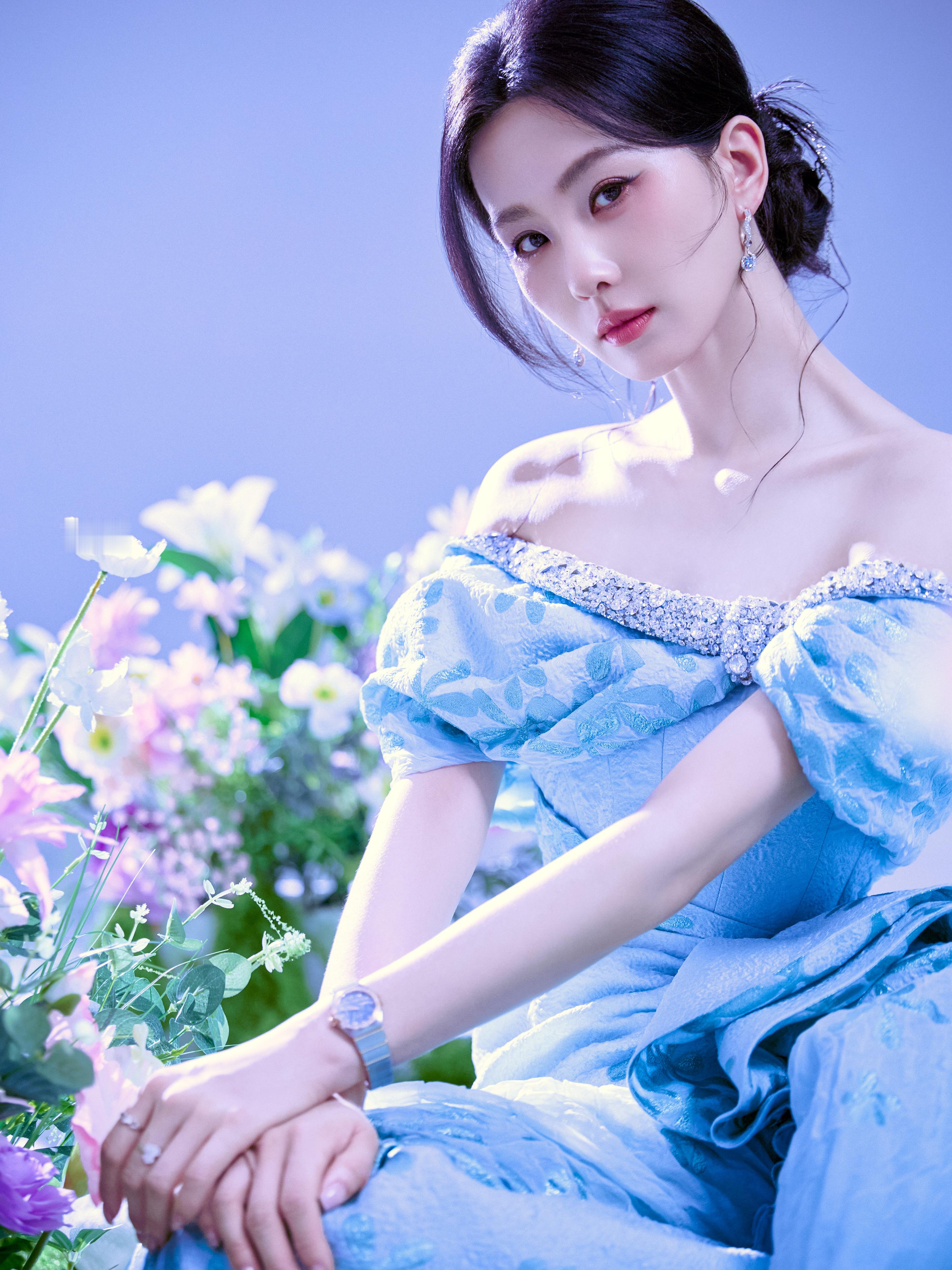 精致似手办图二的刘诗诗好像小时候玩的八音盒上的小公主​​​