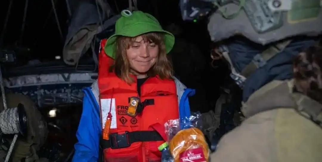 环保少女这次可遭了大罪了，被小椅子扣押后疑遭虐待，还被强迫亲吻小椅子国旗。环保少