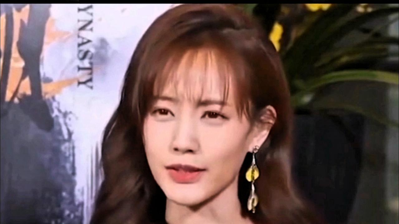 8年前一句“送房换歌”的狠话,最近竟被李艺彤亲手翻出!直播中她重提当年对李荣浩的