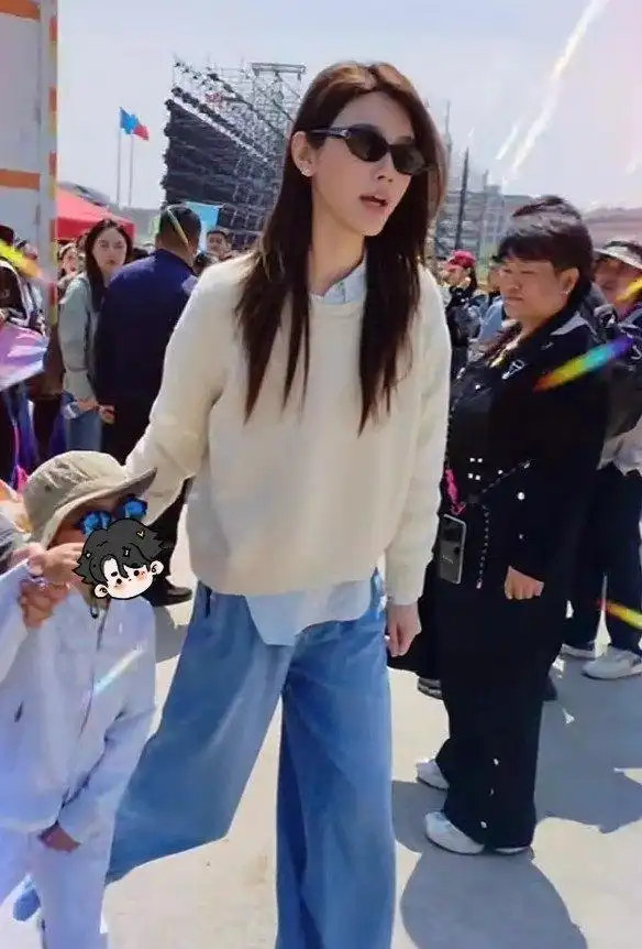 5岁赌王长孙何广燊抱奚梦瑶大腿要放风筝，何猷君全程抱女儿不撒手，网友：千亿豪门咋比普通人家还接地气​