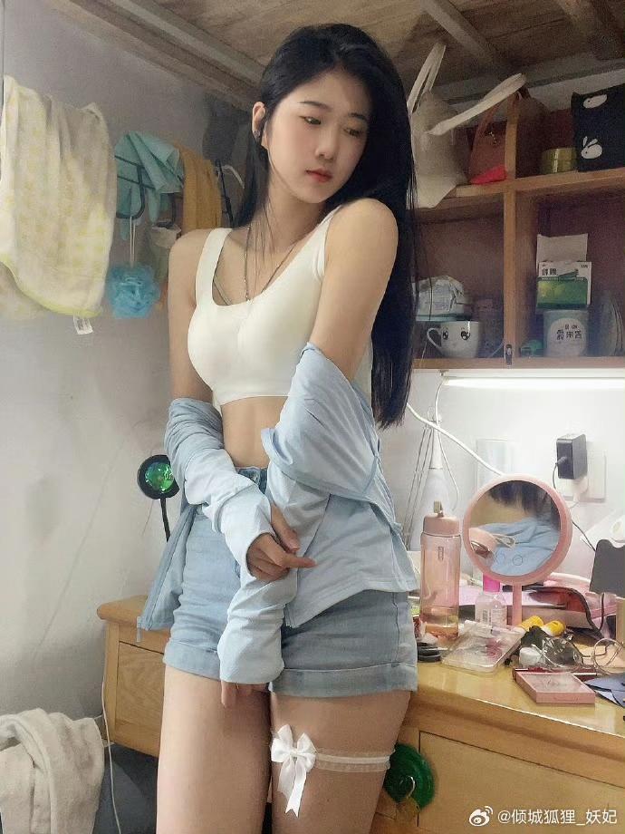 还是颜值博主会拿捏氛围感现在的网络很发达，各种各样的美女层出不穷其实网红和明