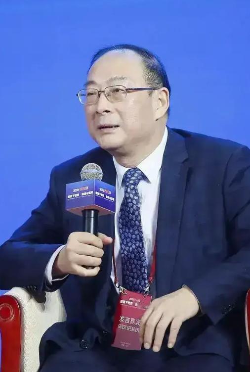 专家，金灿荣说，美国如果要吞并格陵兰岛，普京应该会睁只眼闭只眼，因为这件事对俄罗