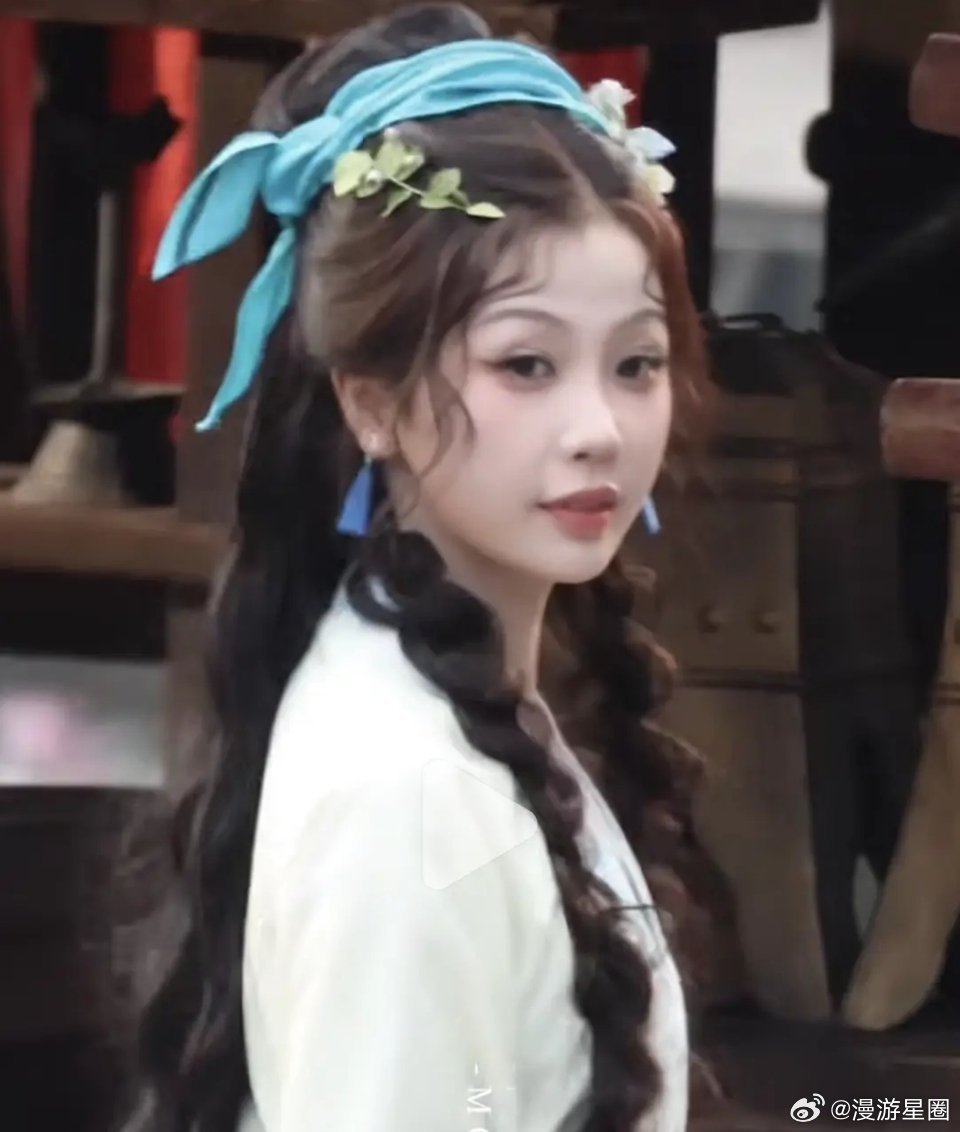 虞书欣到底长什么样，她笑起来竟然比白鹿还灾难