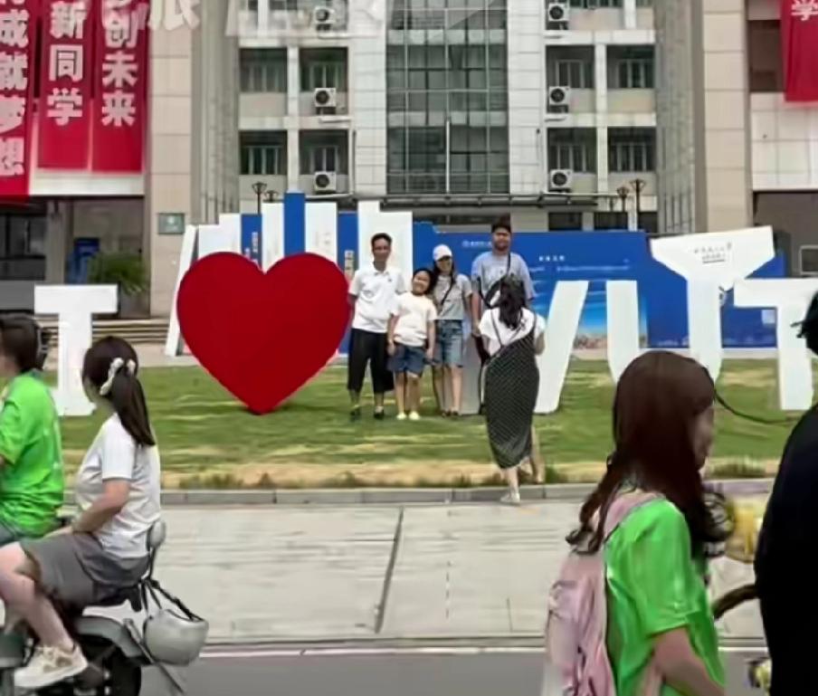 湖北武汉理工大学新生入学，来自广东的一家五口提前两天就来武汉给孩子报到！这广