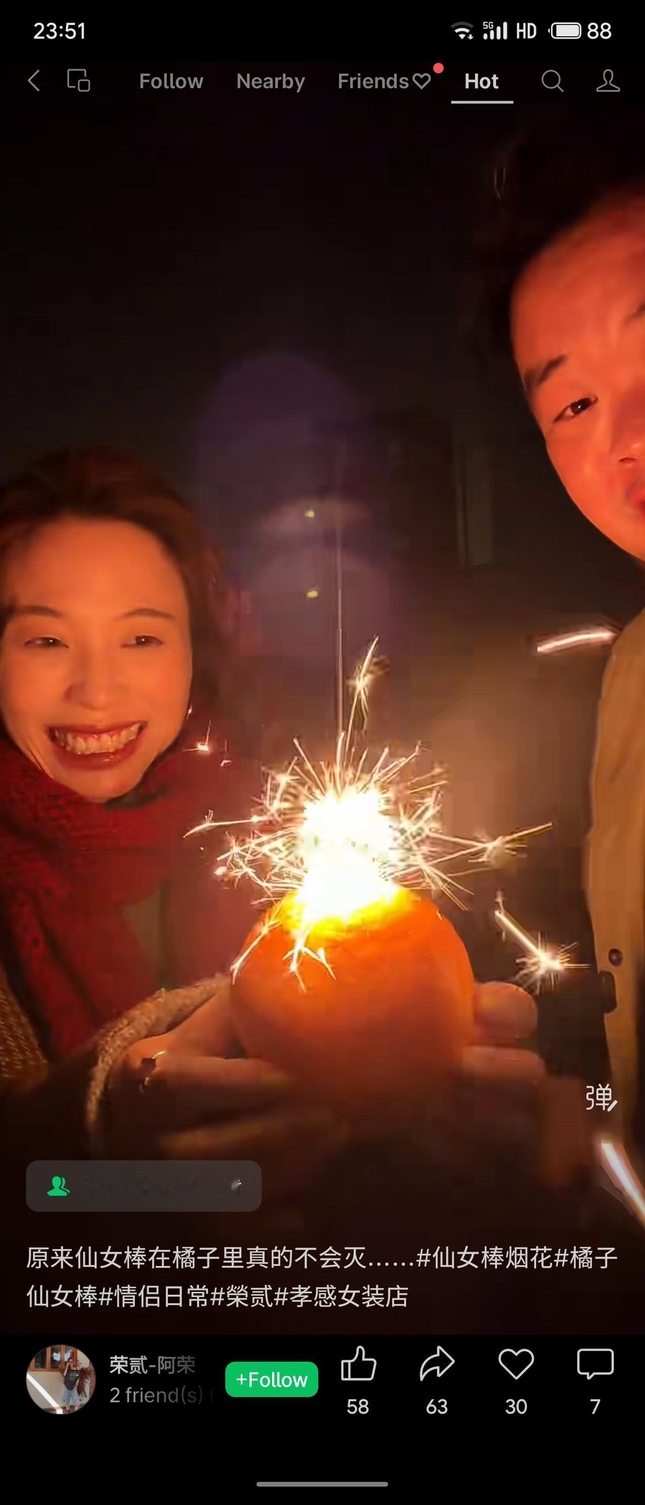 仙女棒在橘子内燃烧时，因氧气较少和水体折射效果，可形成较持久的红通烙铁效果。水果