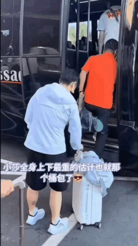 孙颖莎万万没想，自己刚落地美丽国就被网友发现了秘密。​国乒平安落地，坐大巴车去酒