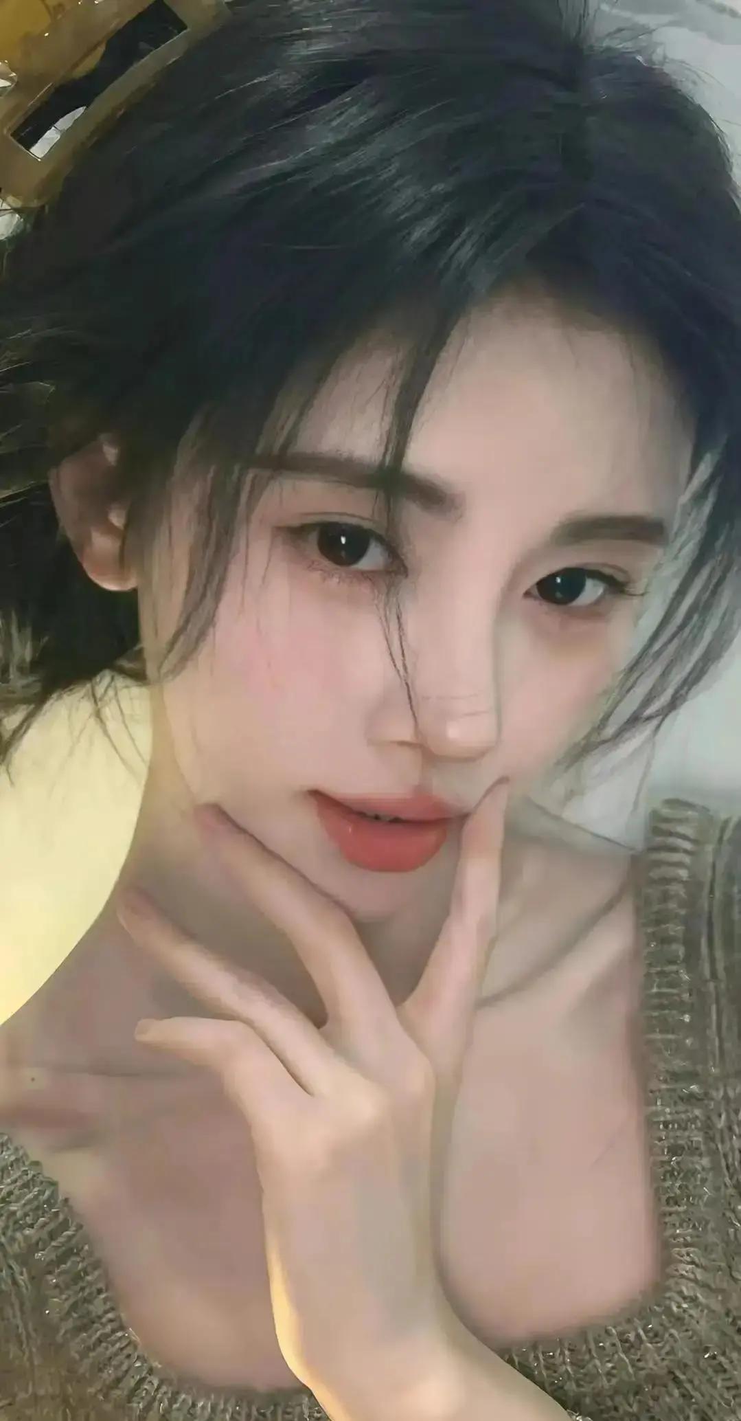 热搜挂着她名字，我却愣了两秒才想起是谁。官司把十年1.39亿摆到台面，税一扣