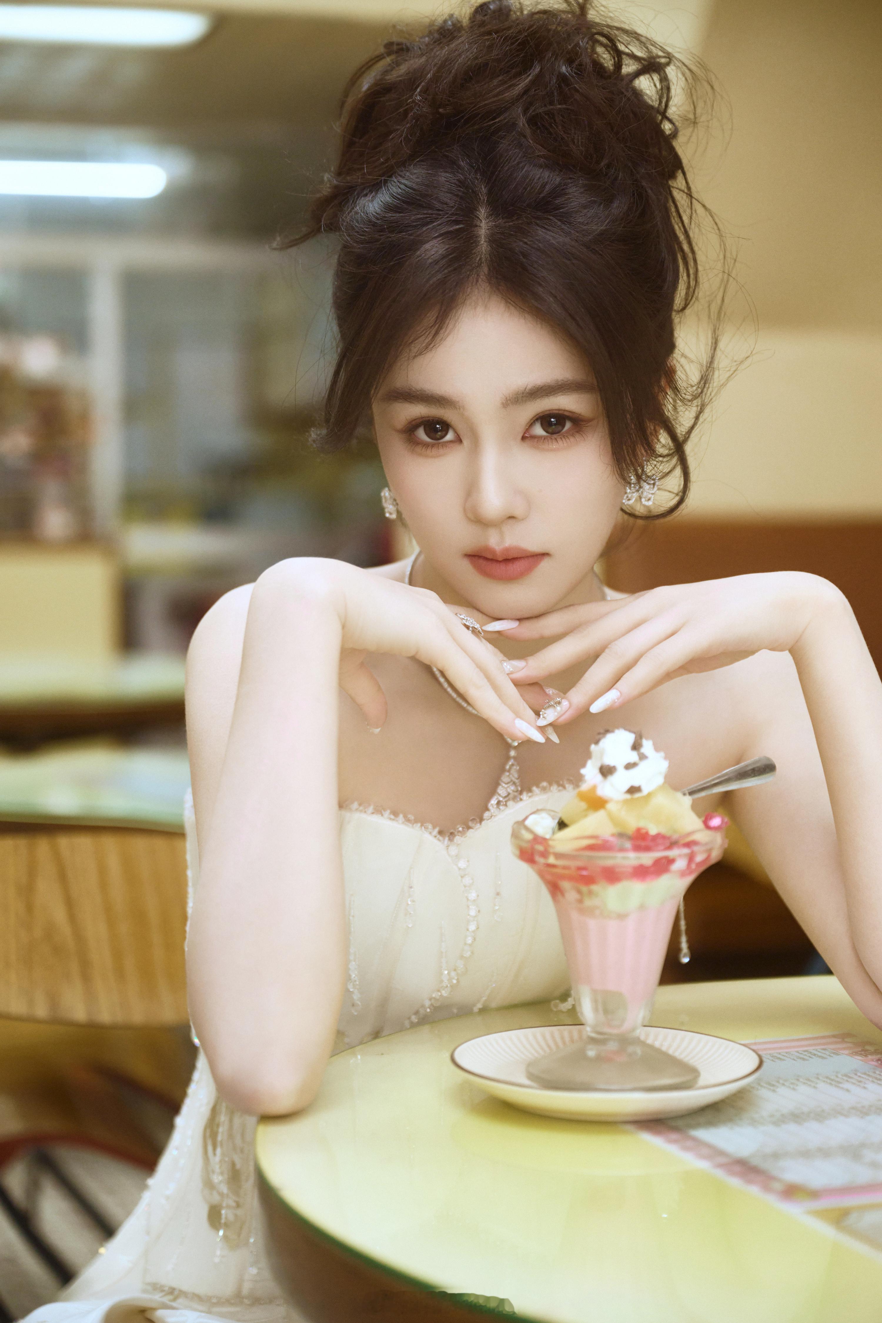 白鹿尖叫之夜第二套出图了！白鹿印花白裙造型美美的很安心！尖叫之夜红毯顺序