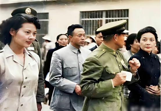 抗日名将孙立人的英文秘书，也就是左边这位貌美女子，民国最可惜的红颜，一生皆为情深