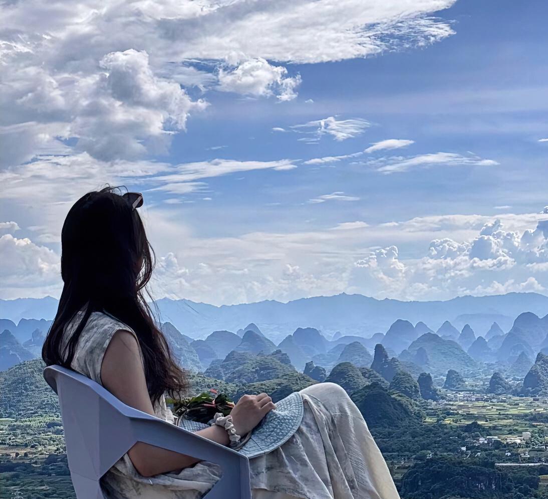 昨天我和一位在国外的同学聊天，我问她都退休了为什么不常回来看看？她说哪里退休了，