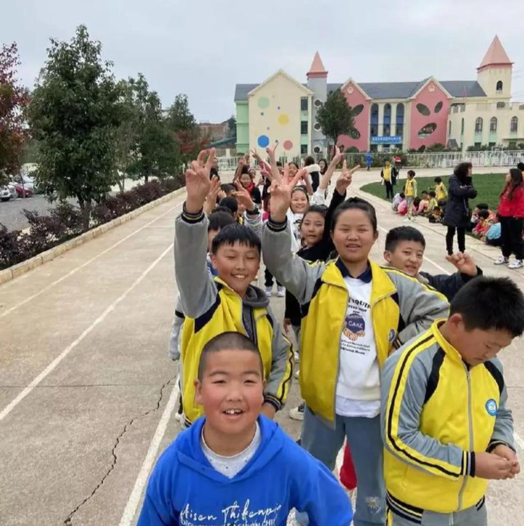 我宁愿负你快乐的童年，也不想你有卑微的人生孩子，不是爸爸妈妈老师心狠，我宁愿负