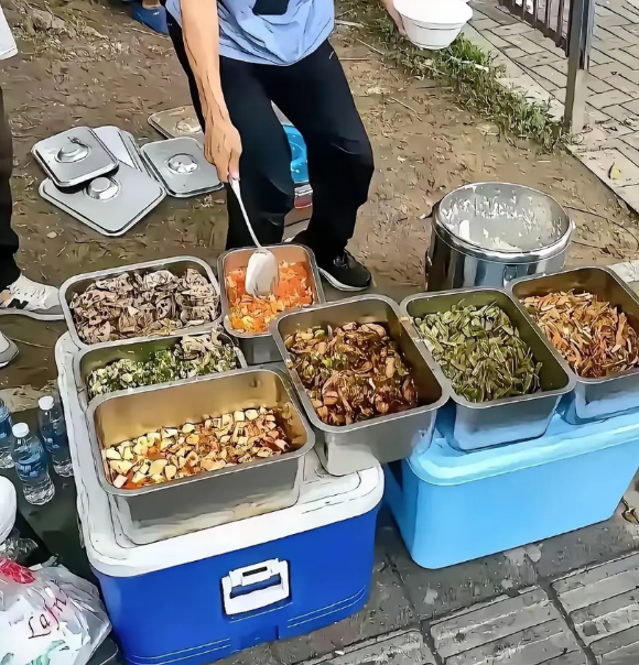 工地盒饭一律10块钱一份，15块都无人问津。农民工有个标准，那就是超过10块钱的