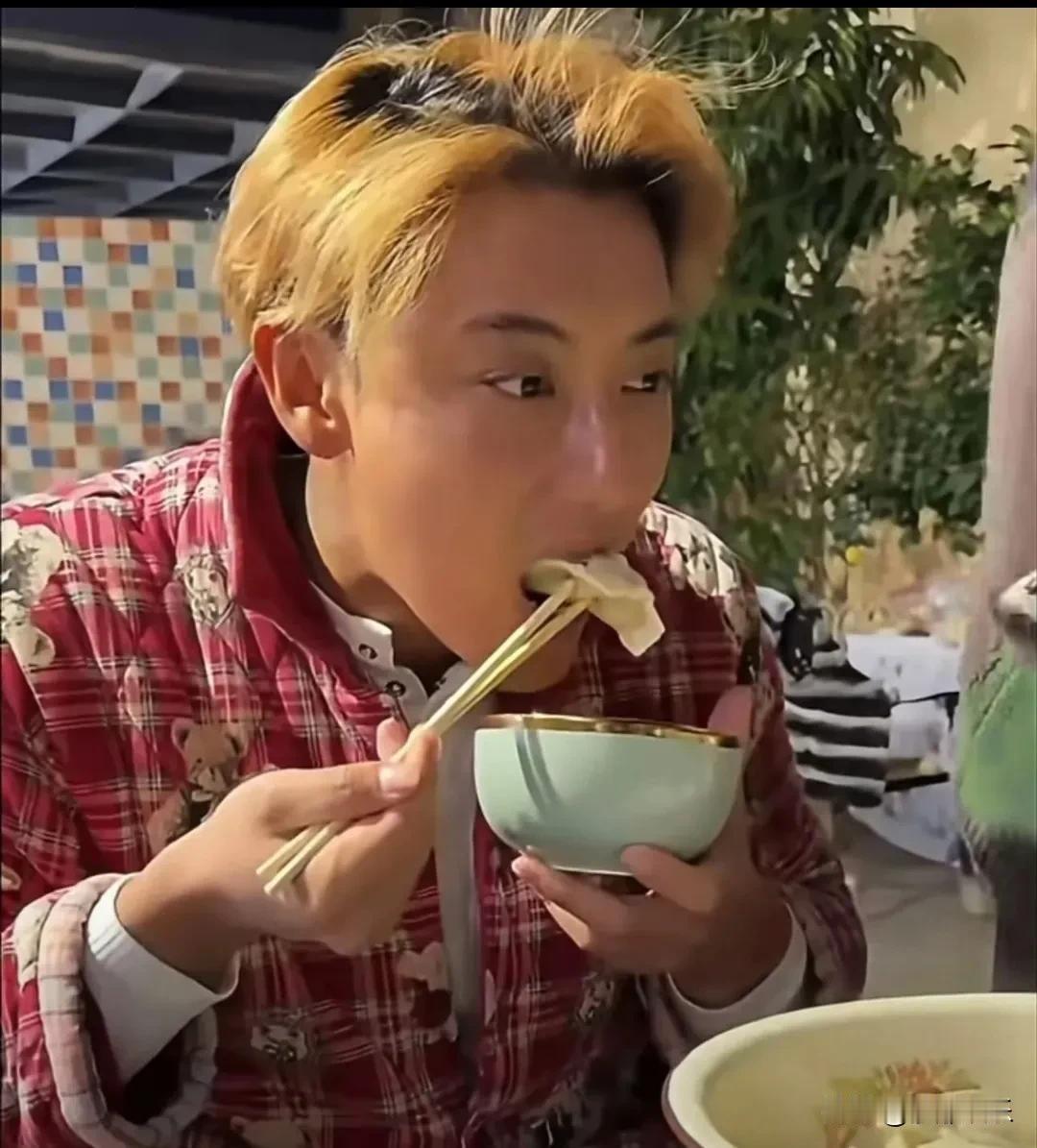 黄子韬，太接地气了！要说这两天最热门的“四川女婿”，那必须是黄子韬了。2