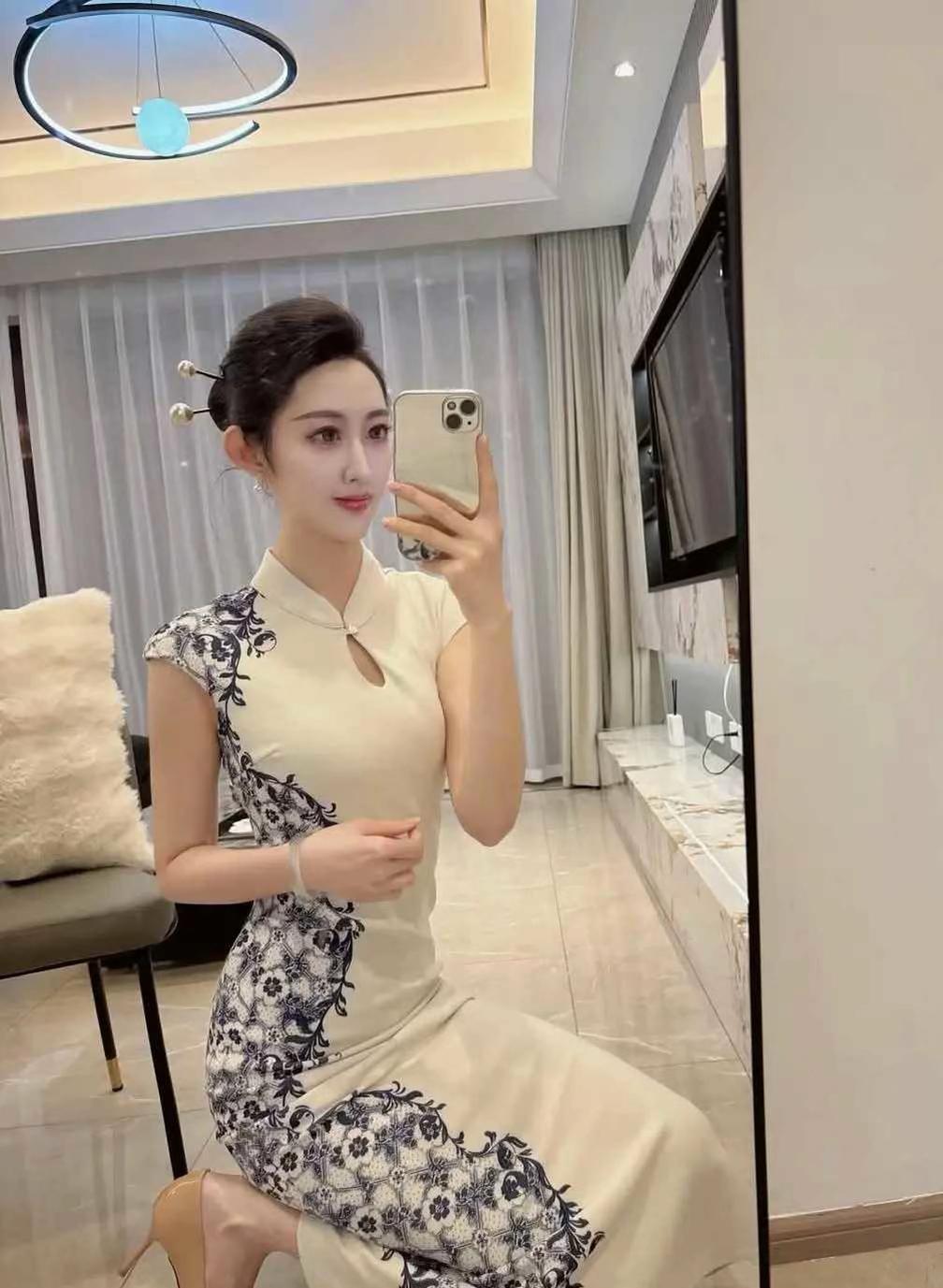 优雅旗袍照，镜中花影美如画