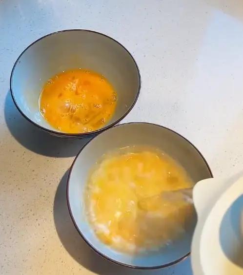 “好心酿祸！”河南郑州一名5岁小男孩，每天被奶奶喂一碗开水冲蛋当早餐，妈妈多次劝