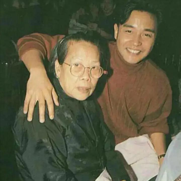 1977年，还是21岁的张国荣问佣人六姐借5块钱去参加歌唱比赛，工资很低的六姐二