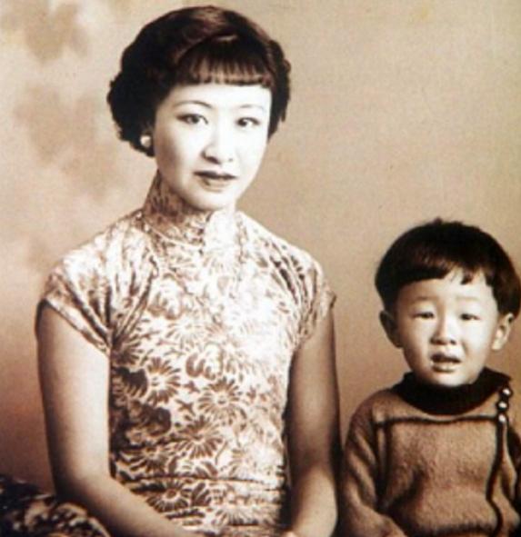 1955年，章士钊在北京菜市场闲逛，看到一卖卷烟的妇女，大吃一惊，连夜给毛主席写