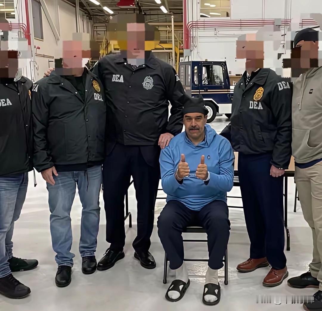 马杜罗显然没被殴打，抵达美国遇到媒体第一句话就是晚安，新年快乐！他举起双手大拇指