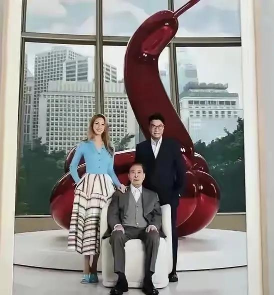 所以说徐子淇以前的日常生活，其实也会有全家人跟着李兆基出游的时刻。可能是因为徐子