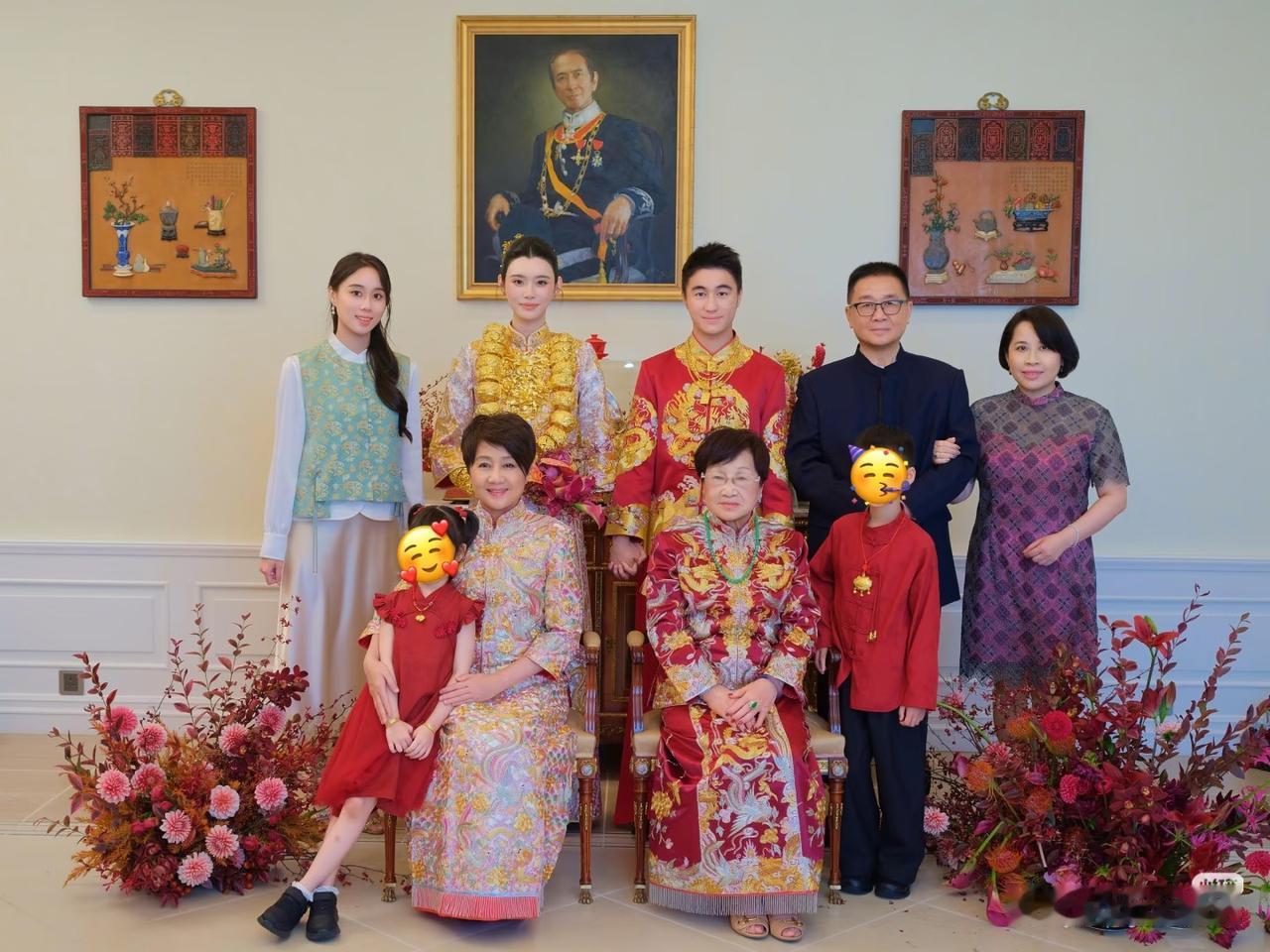 何超欣晒出(哥嫂)奚梦瑶与何猷君婚礼答谢宴大合影并表示：“9月份，最重要的事