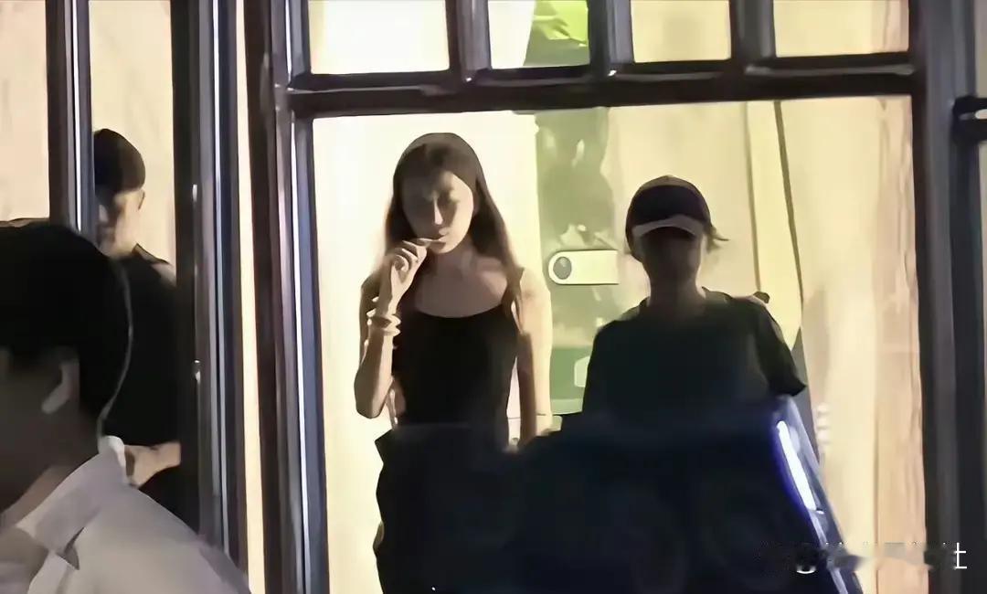 王菲母女三人都是老烟民，演唱会包厢里旁若无人的吞云吐雾……窦靖童性格就有点叛逆。可李嫣是李亚鹏带大的