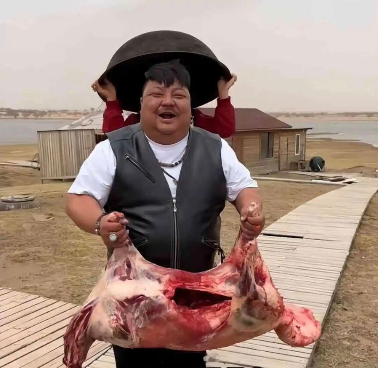 吃播恩克半年吃110只羊，眼神呆滞，网友求他别吃了