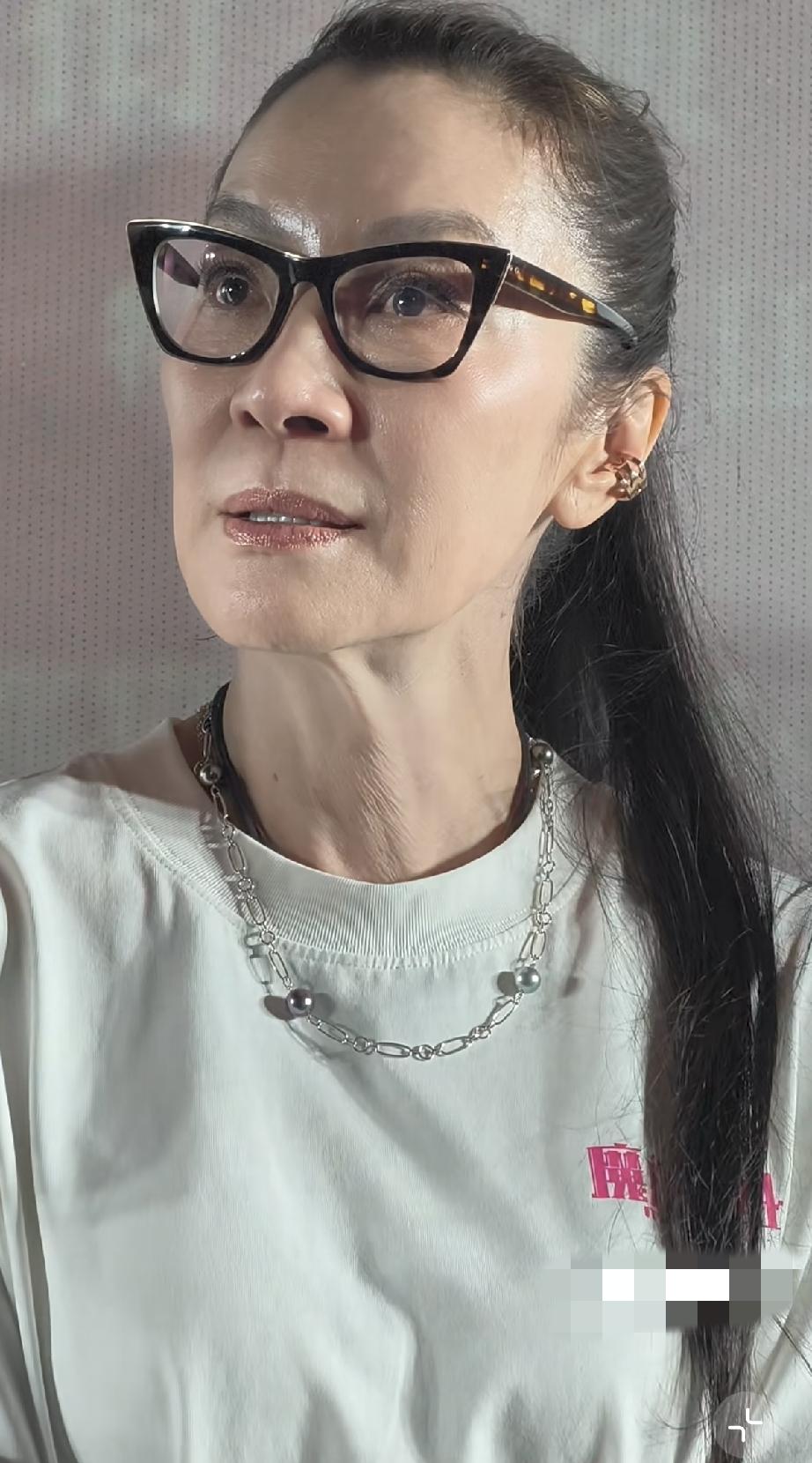 6月25日，杨紫琼参加电影《魔方小姐》宣传活动，怼脸拍皮肤有点吓人，尤其脖子里面