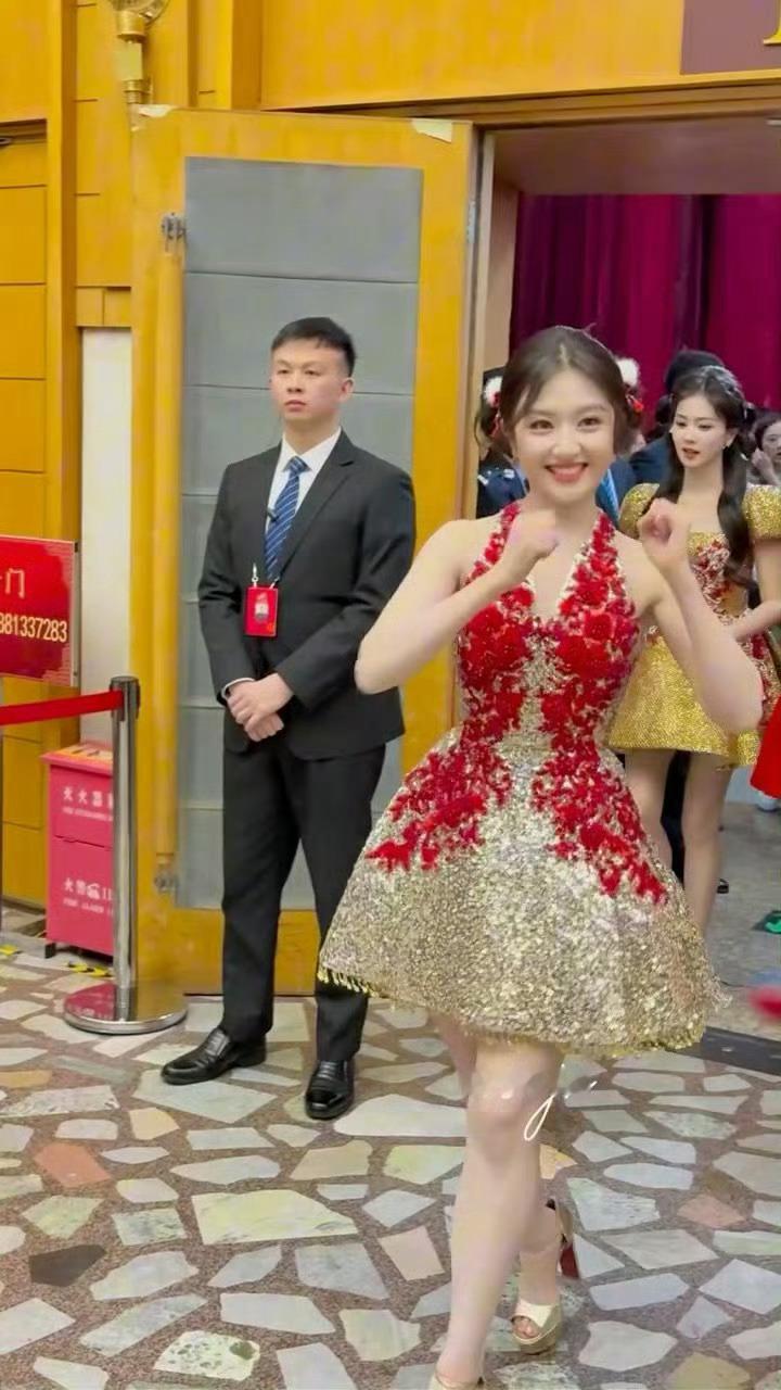 李兰迪没有顺拐被这个李兰迪萌晕！表演完进后台的第一句话是“没顺拐”和大家疯狂拜