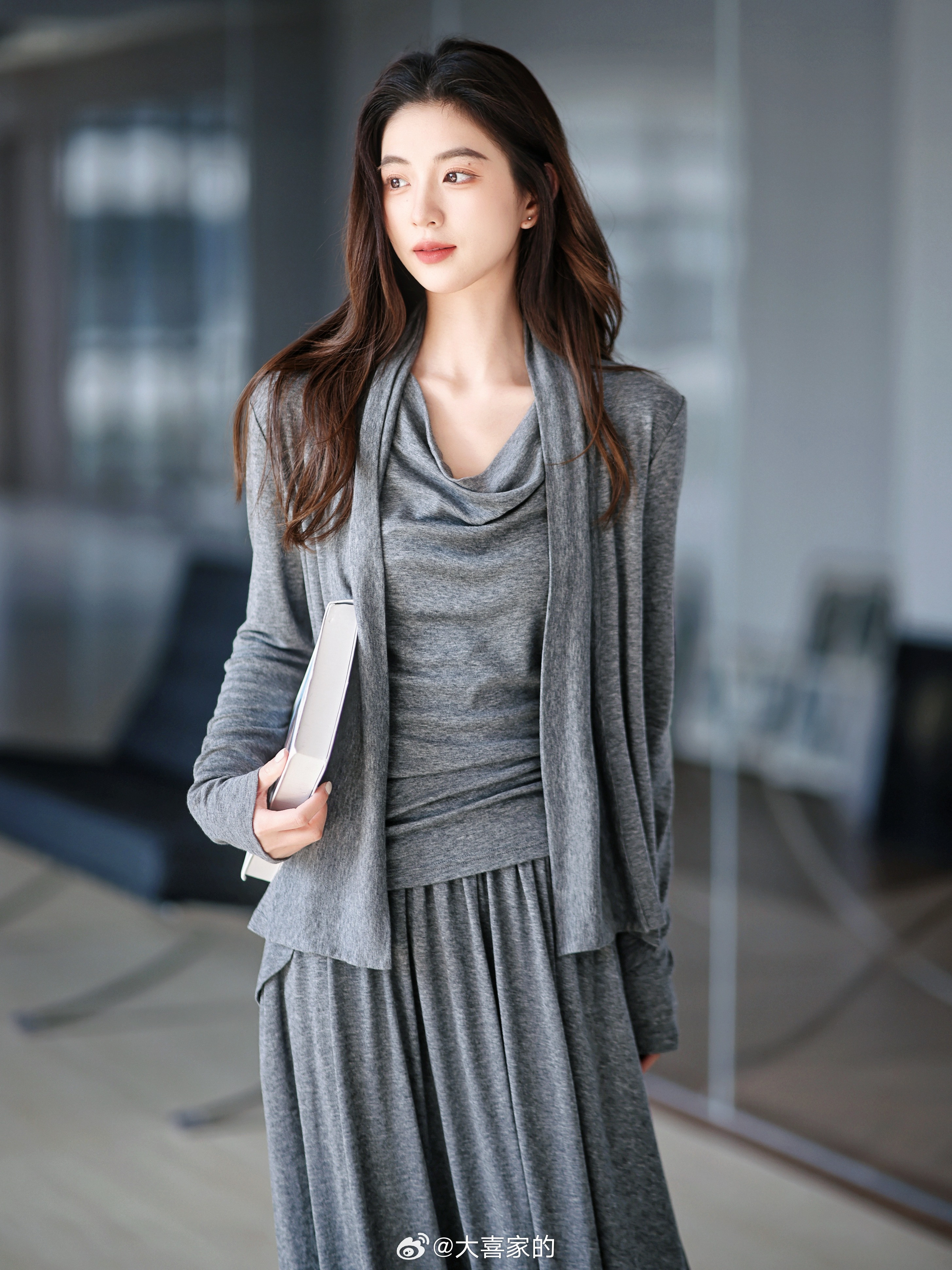 谁说懒人穿搭不能优雅高智？这套！背心+开衫+半裙很姐系很有魅力的！