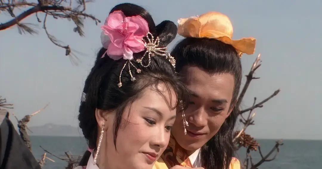 1984年拍摄《八仙过海》时，一艘载着8名演员的船在烟台海域连人带船翻进海里。解