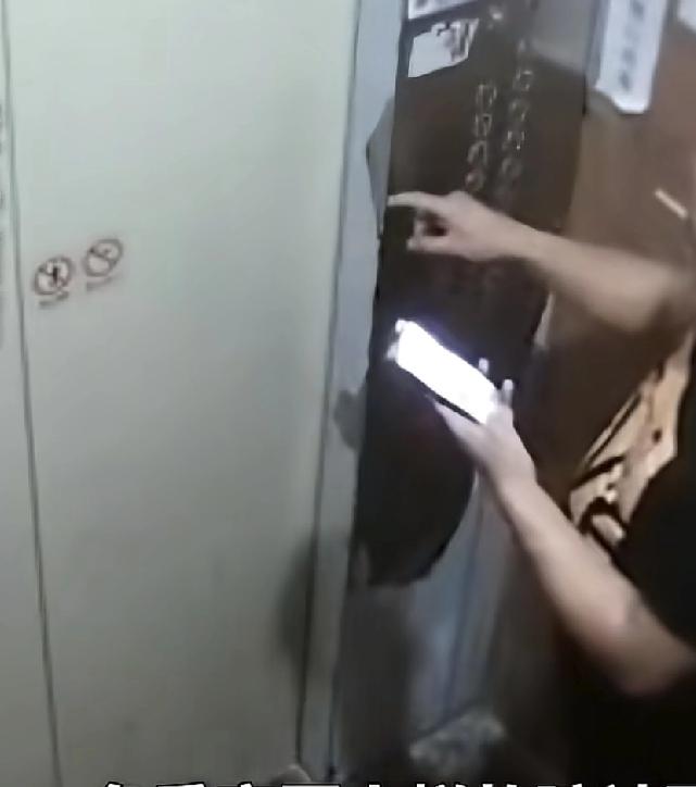 坐电梯真的是怕什么来什么一男子在浙江杭州东站乘坐电梯可人刚进去，电梯发生故障，