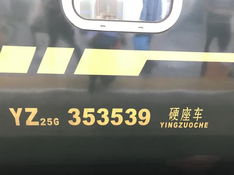 黑龙江D539次列车上，一场闹剧让人惊掉下巴。一个2岁小孩在车厢唱歌，这本来是童