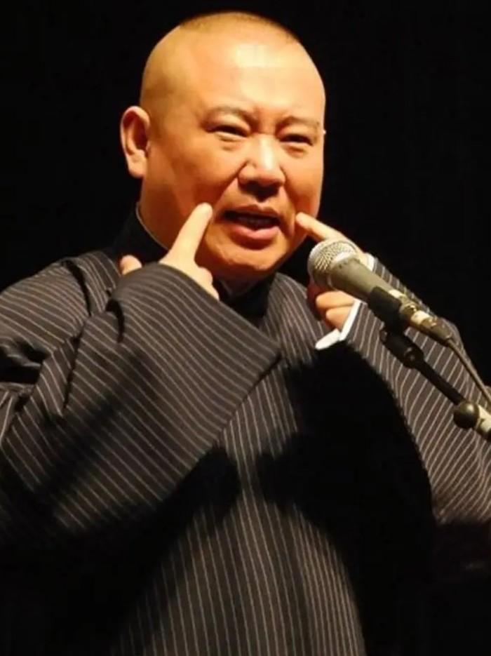相声名家杨议再次点评郭德纲唱戏！昨天杨议直播时喊话郭德纲：不要唱戏了，你往台上一