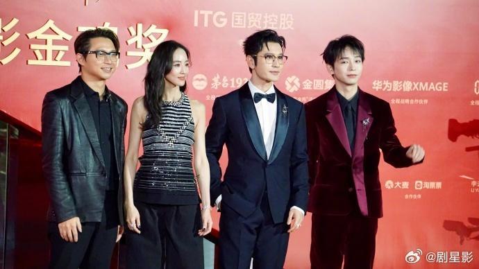 张钧甯金鸡红毯生图太🉑了！露背的造型真的是优雅又有气质呀！走在红毯上面，简直就