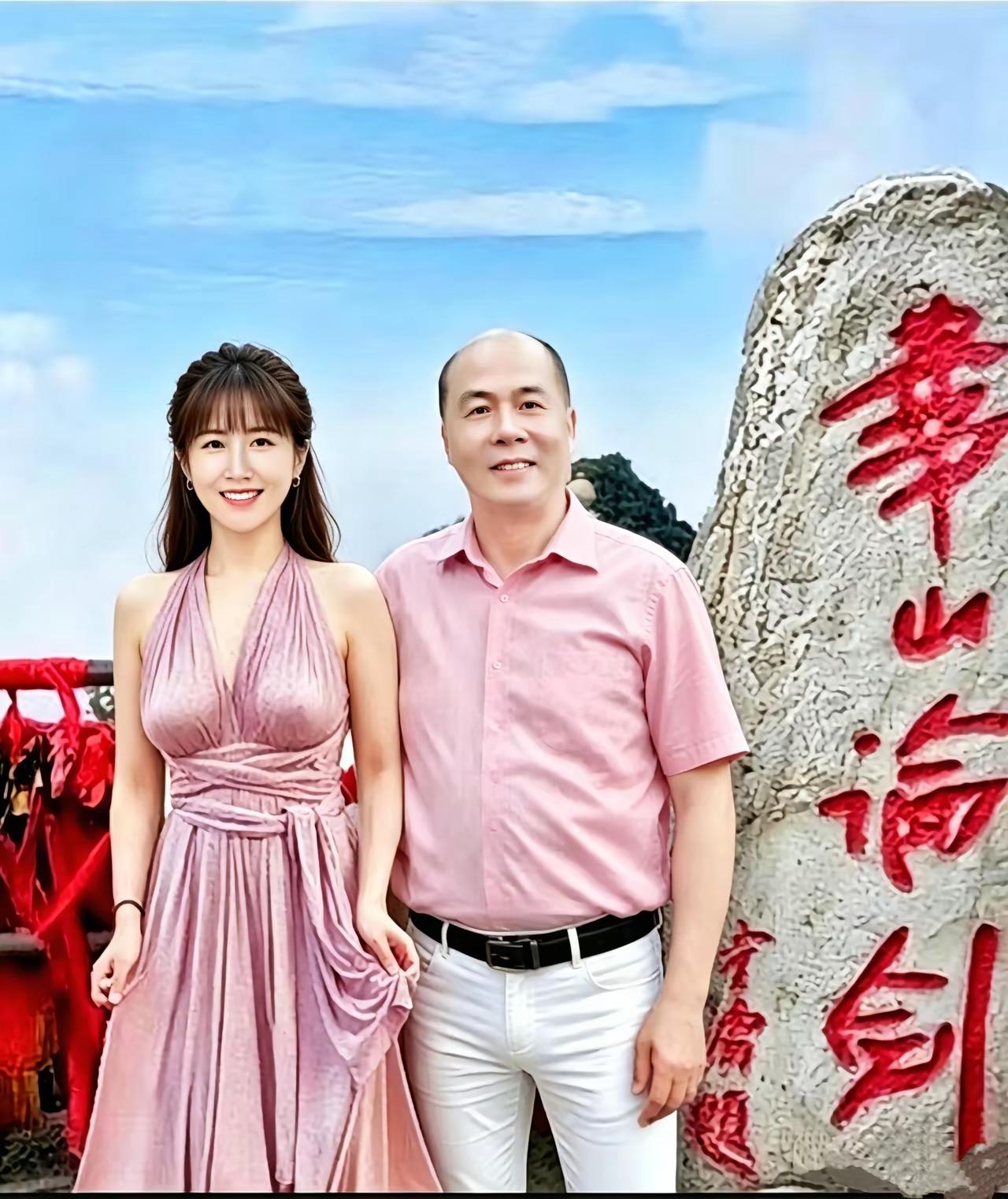 游玩此地现，绝非来论剑。华山风光好，一睹了心愿。