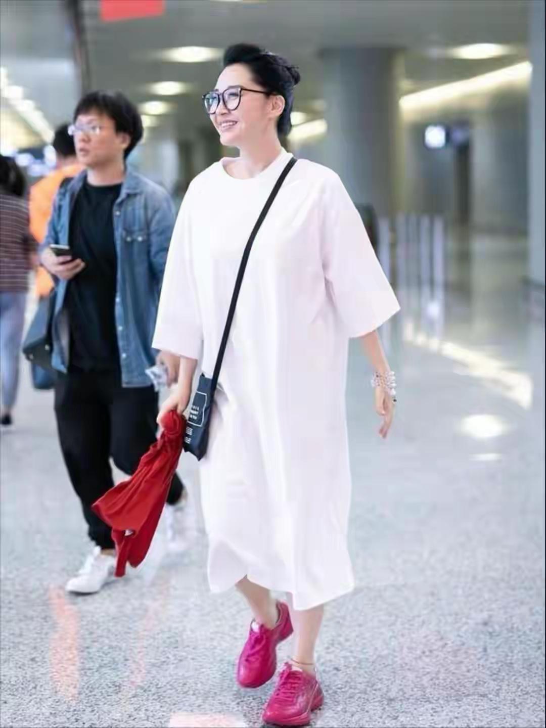 许晴那么会保养也有大妈味了。看看许晴穿的衣服就是大妈们的标配。白色袍子，把身材都