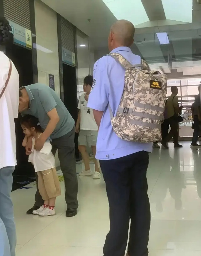 大脑瞬间就告诉我，这是三级包
