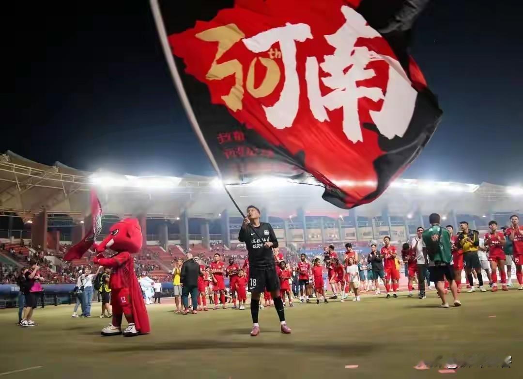 不是今年足协杯河南队“大热'”，而是他们太不容易了，如果说国安此战是为了在荣誉室