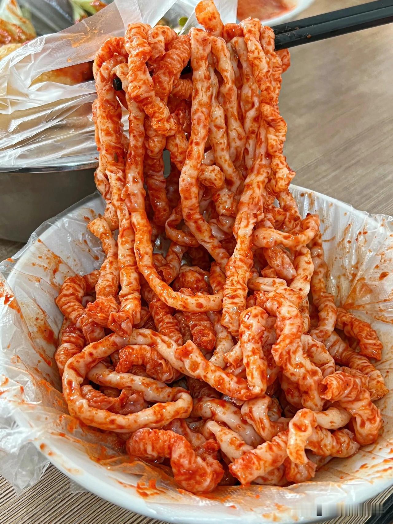陕北美食那叫一个绝！就说榆林的羊杂，这可是经典早餐。以羊内脏为主料，汤浓味厚