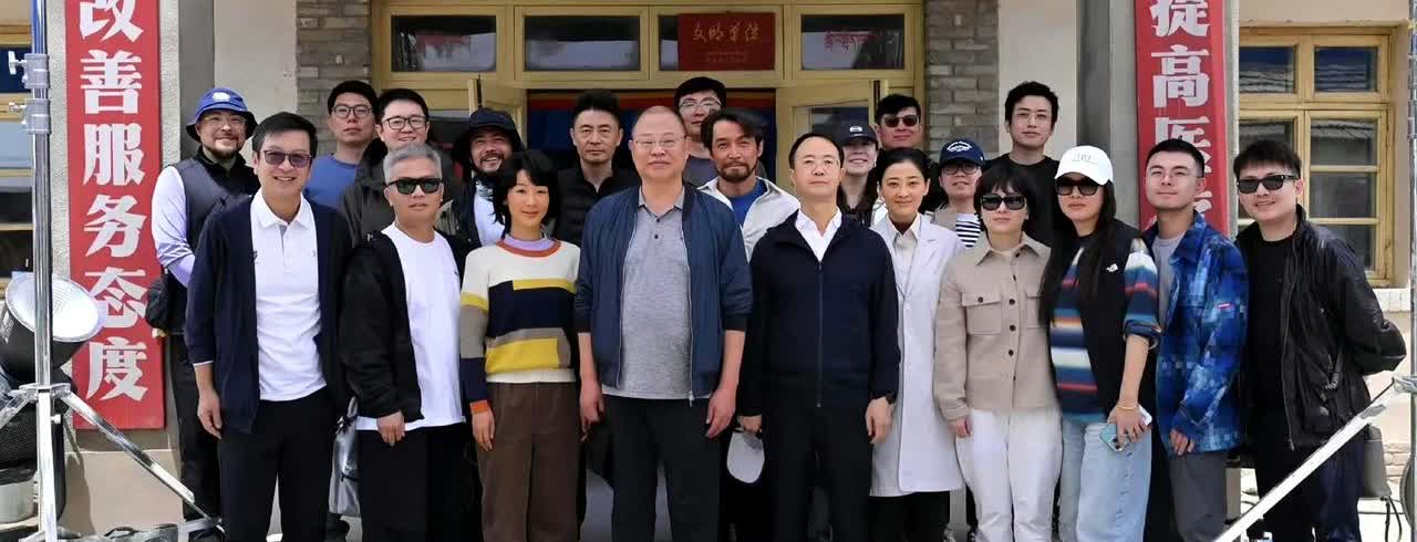 神秘领导探班生命树剧组，看看你能认出杨紫和胡歌吗？你还认出谁了？真