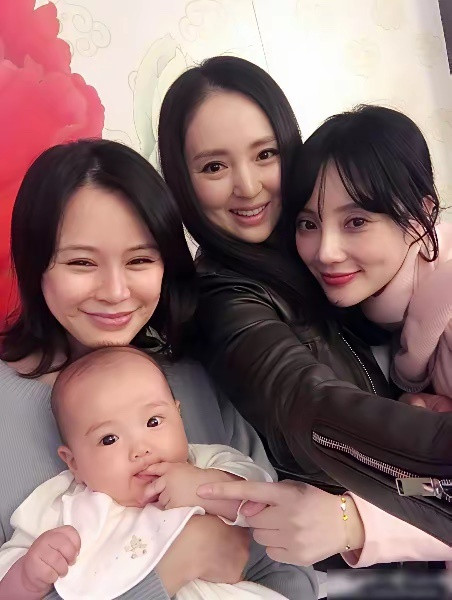 董璇长得乖巧，她女儿小酒窝长得也乖巧。美丽的董璇闪闪惹人爱的小酒窝，母女俩都长得