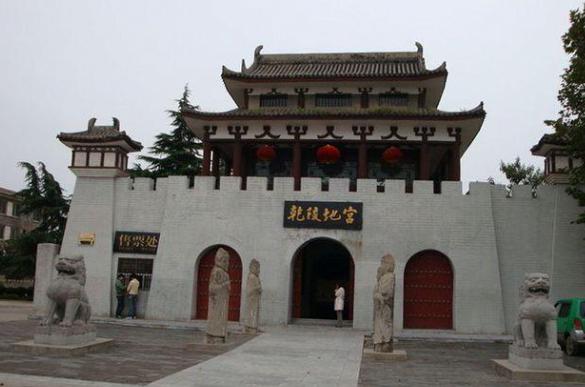 说到中国古代帝王陵墓，武则天与唐高宗合葬的乾陵始终笼罩着一层神秘面纱。这座建